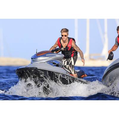 Justin Bieber düst mit dem Jetski in Ibiza