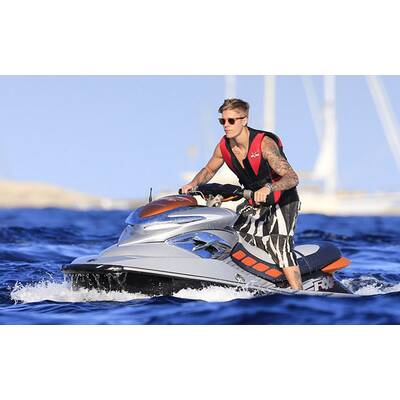 Justin Bieber düst mit dem Jetski in Ibiza