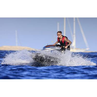 Justin Bieber düst mit dem Jetski in Ibiza