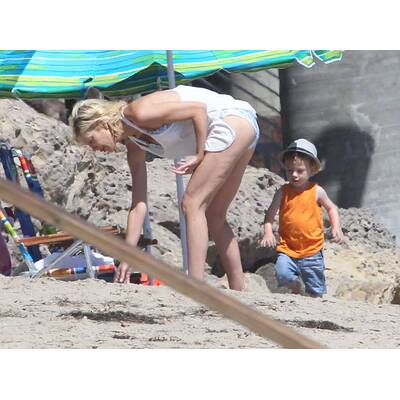 Tori Spelling spielt mit Kindern am Strand