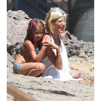 Tori Spelling spielt mit Kindern am Strand