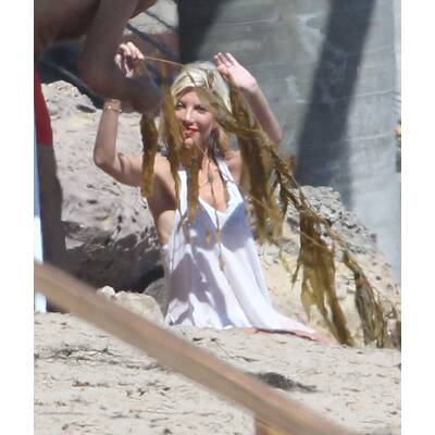 Tori Spelling spielt mit Kindern am Strand