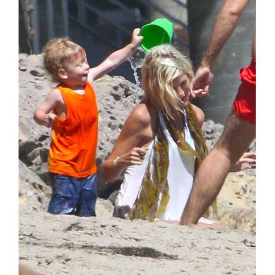 Tori Spelling spielt mit Kindern am Strand