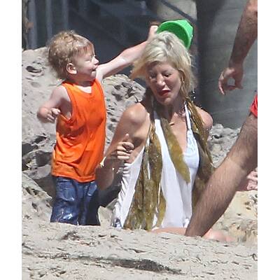 Tori Spelling spielt mit Kindern am Strand