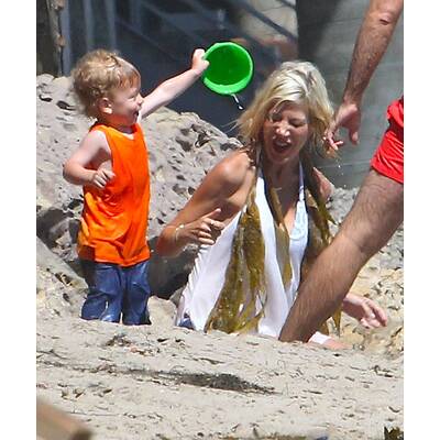 Tori Spelling spielt mit Kindern am Strand