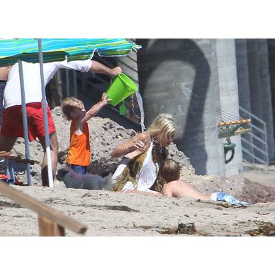 Tori Spelling spielt mit Kindern am Strand