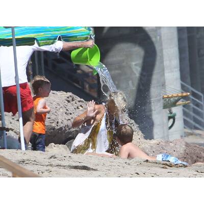 Tori Spelling spielt mit Kindern am Strand