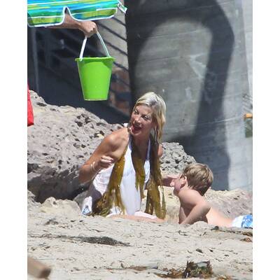 Tori Spelling spielt mit Kindern am Strand
