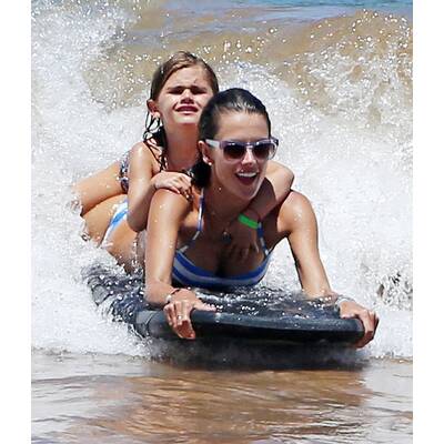 Alessandra Ambrosio: Mit Familie am Strand