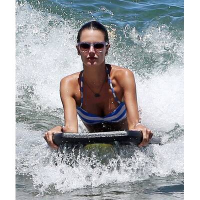 Alessandra Ambrosio: Mit Familie am Strand