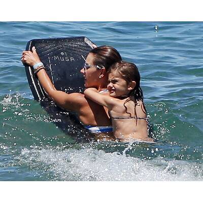Alessandra Ambrosio: Mit Familie am Strand
