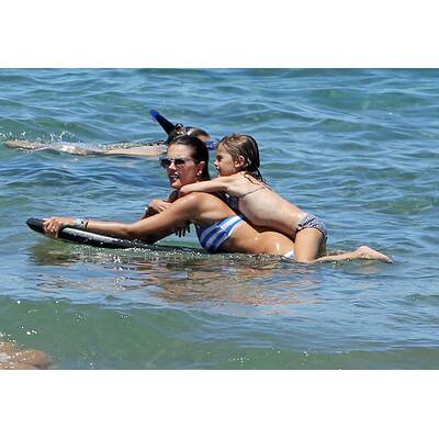 Alessandra Ambrosio: Mit Familie am Strand
