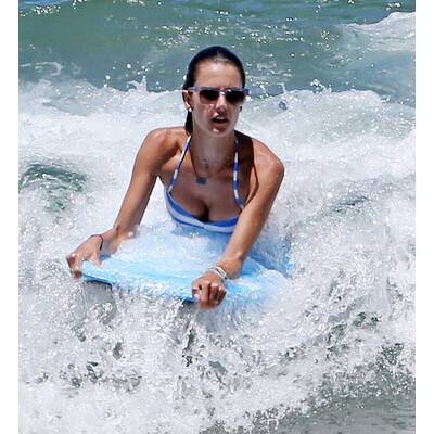 Alessandra Ambrosio: Mit Familie am Strand