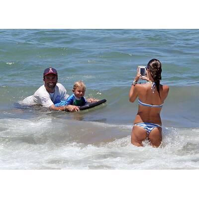 Alessandra Ambrosio: Mit Familie am Strand