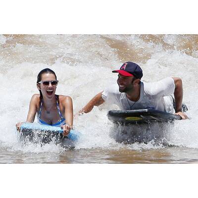 Alessandra Ambrosio: Mit Familie am Strand