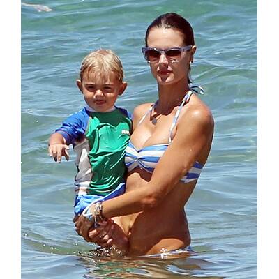 Alessandra Ambrosio: Mit Familie am Strand