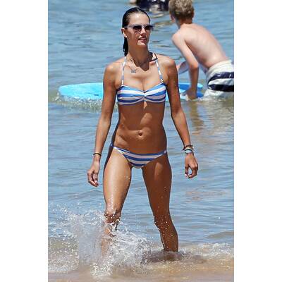 Alessandra Ambrosio: Mit Familie am Strand