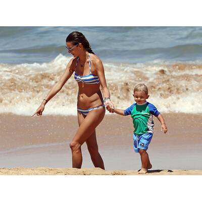 Alessandra Ambrosio: Mit Familie am Strand