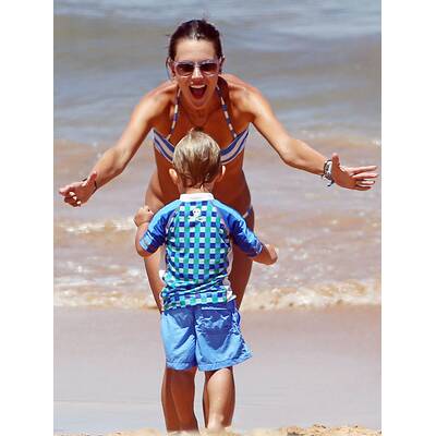 Alessandra Ambrosio: Mit Familie am Strand