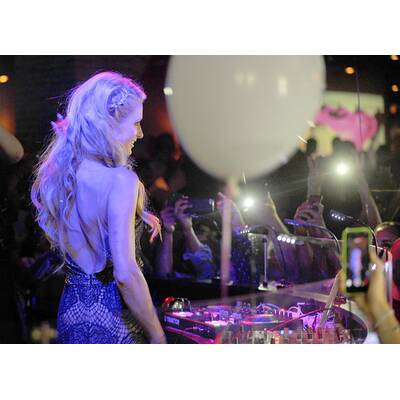 Paris Hilton hat Spaß am Auflegen in Marbella