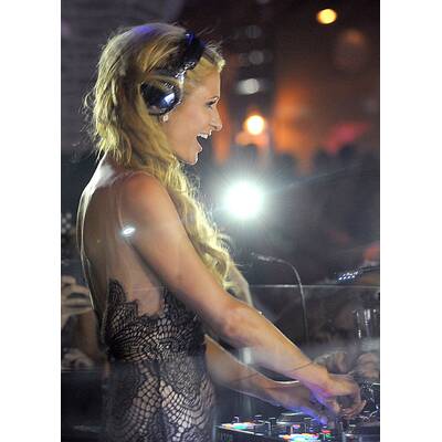 Paris Hilton hat Spaß am Auflegen in Marbella