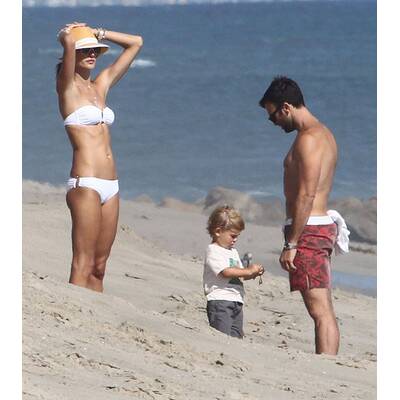 Alessandra Ambrosio tobt mit Sohn Noah am Strand