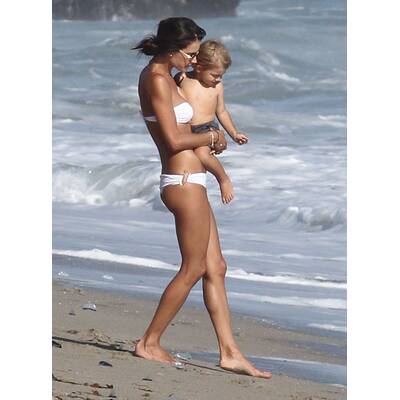 Alessandra Ambrosio tobt mit Sohn Noah am Strand