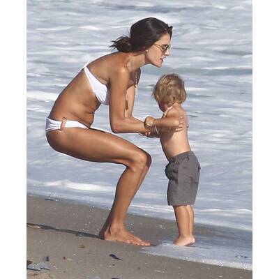 Alessandra Ambrosio tobt mit Sohn Noah am Strand