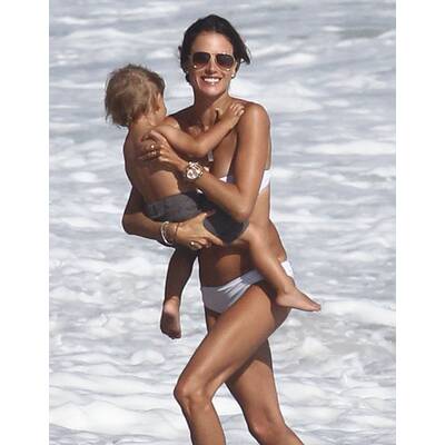 Alessandra Ambrosio tobt mit Sohn Noah am Strand