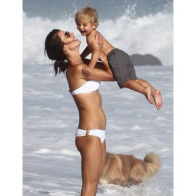 Alessandra Ambrosio tobt mit Sohn Noah am Strand