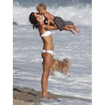 Alessandra Ambrosio tobt mit Sohn Noah am Strand