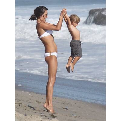Alessandra Ambrosio tobt mit Sohn Noah am Strand