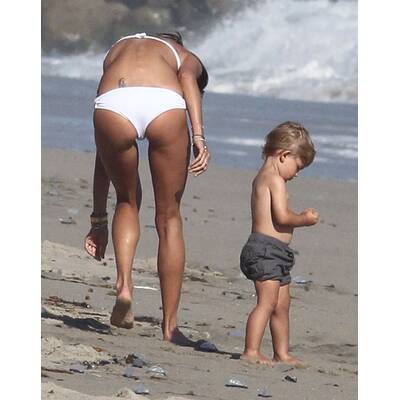 Alessandra Ambrosio tobt mit Sohn Noah am Strand