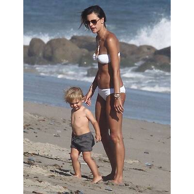 Alessandra Ambrosio tobt mit Sohn Noah am Strand