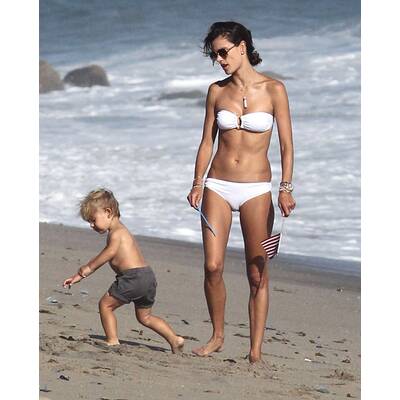 Alessandra Ambrosio tobt mit Sohn Noah am Strand