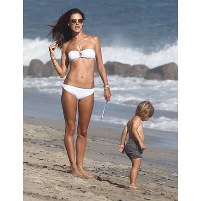 Alessandra Ambrosio tobt mit Sohn Noah am Strand