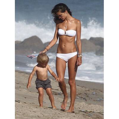 Alessandra Ambrosio tobt mit Sohn Noah am Strand