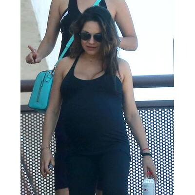 Mila Kunis trägt Babybauch spazieren