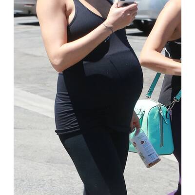 Mila Kunis trägt Babybauch spazieren