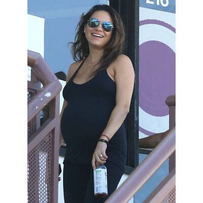 Mila Kunis trägt Babybauch spazieren