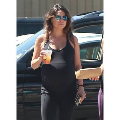 Mila Kunis trägt Babybauch spazieren