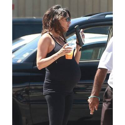 Mila Kunis trägt Babybauch spazieren