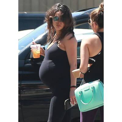 Mila Kunis trägt Babybauch spazieren