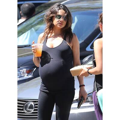 Mila Kunis trägt Babybauch spazieren