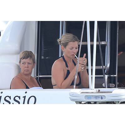 Kate Moss raucht im Yachturlaub