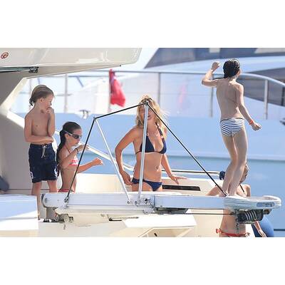 Kate Moss raucht im Yachturlaub