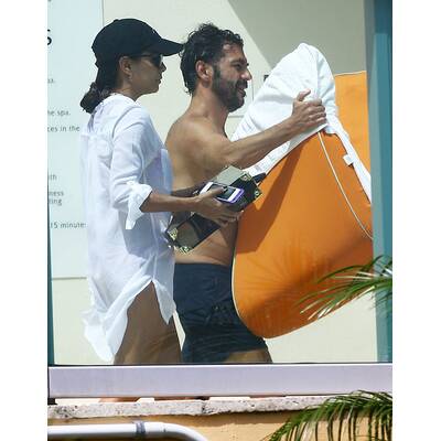 Eva Longoria & José Baston relaxen am Pool