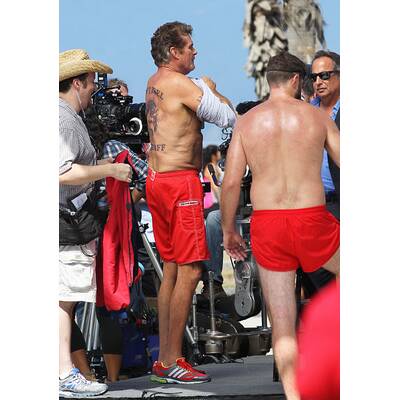 David Hasselhoff wieder in roter Badehose