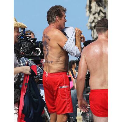 David Hasselhoff wieder in roter Badehose