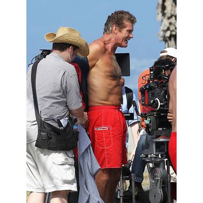 David Hasselhoff wieder in roter Badehose
